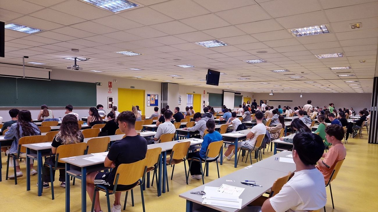 Alumnos examinándose en la EBAU 2023