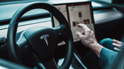 EEUU investiga a Tesla por un modo oculto del sistema de conducción Autopilot