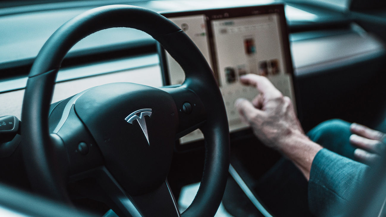 Los vehículos de Tesla incorporan sistemas de asistencia como Autopilot y Full-Self-Driving (FSD)