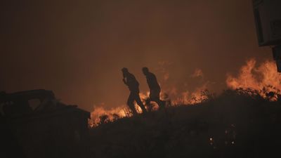 Rescatados 25 migrantes en un incendio en la región griega donde murieron 18 calcinados