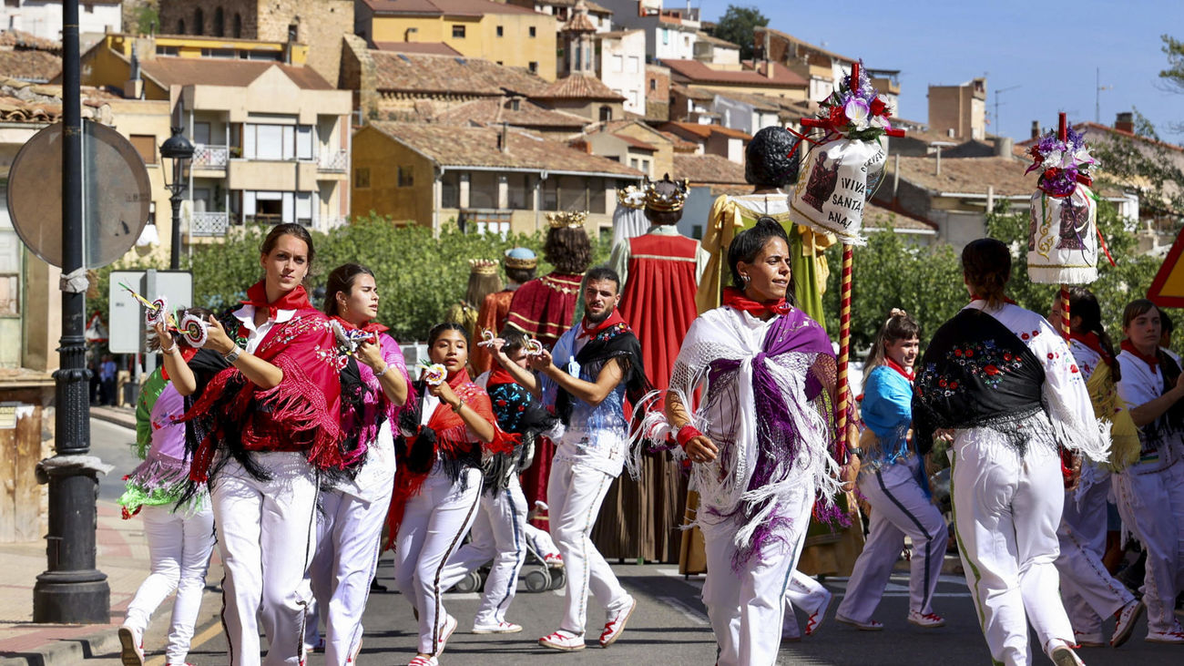 Mujeres de Cervera de Río Alhama (La Rioja) bailan en la celebración de San Gil