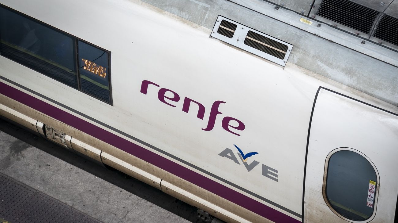 Un AVE de Renfe estacionado en una de las vías de la estación Puerta de Atocha-Almudena Grandes