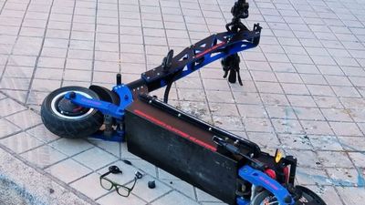 Muere un joven tras caer de un patinete eléctrico que alcanzaría los 120 km por hora