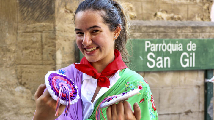 Una de las 'gaiteras' ante la Parroquia de San Gil, en Cervera de Río Alhama, La Rioja / EFE