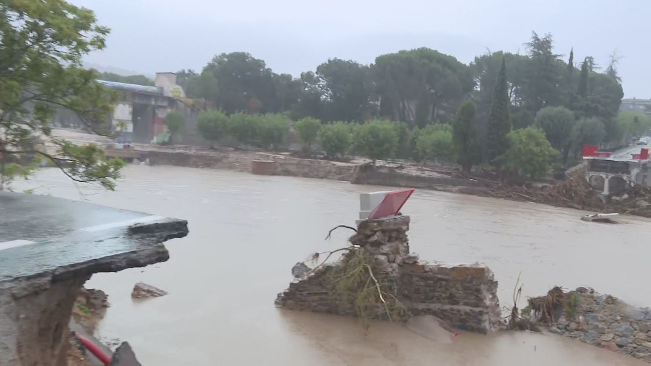 Puente derruido sobre el río Alberche tras la crecida de la DANA en Madrid, con coches arrastrados junto al cauce