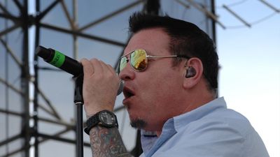 Muere el cantante de Smash Mouth, el grupo que puso música a 'Shrek'