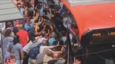 Decenas de personas rescatan a un hombre atrapado bajo las ruedas de un autobús en Bilbao