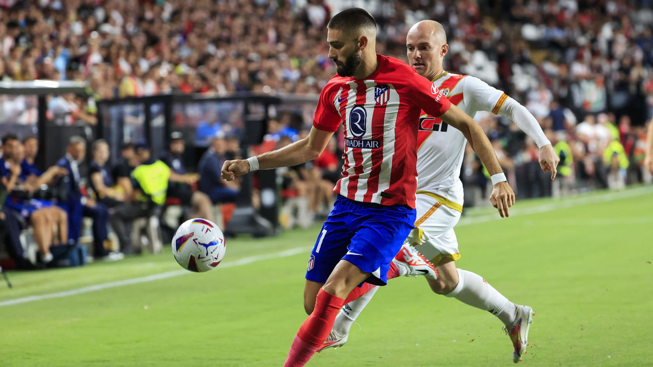 Yannick Carrasco junto a Isaac Palazón en un partido entre el Atlético de Madrid y el Rayo Vallecano