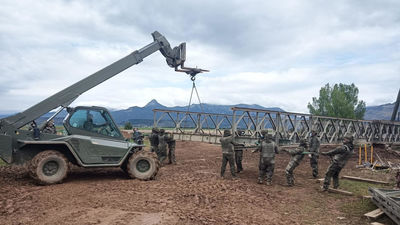 El Ejército instala en Aldea del Fresno el mítico puente Bailey, que se utiliza desde la Segunda Guerra Mundial