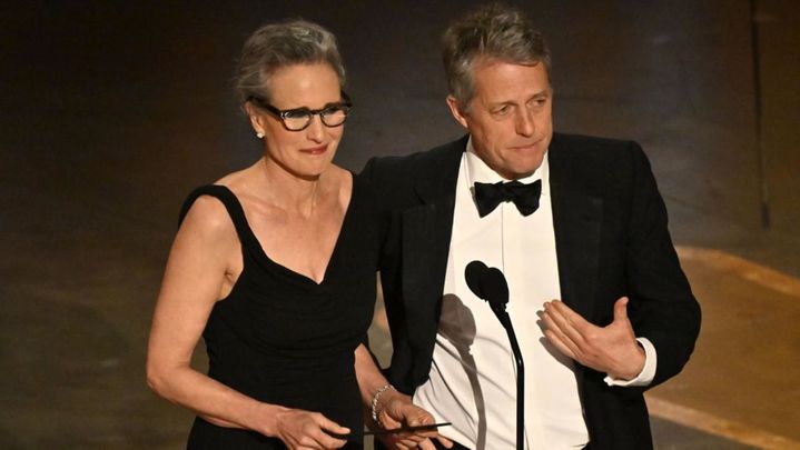 Hugh Grant y Andie MacDowell en los Oscar / Telemadrid