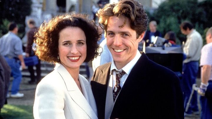 Hugh Grant y Andie McDowell en 'Cuatro bodas y un funeral' / Telemadrid