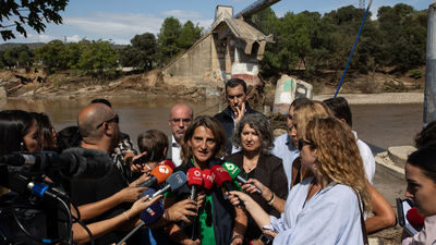 Vecinos de Aldea del Fresno reprochan a la ministra Ribera que los cauces del río no estuvieran limpios