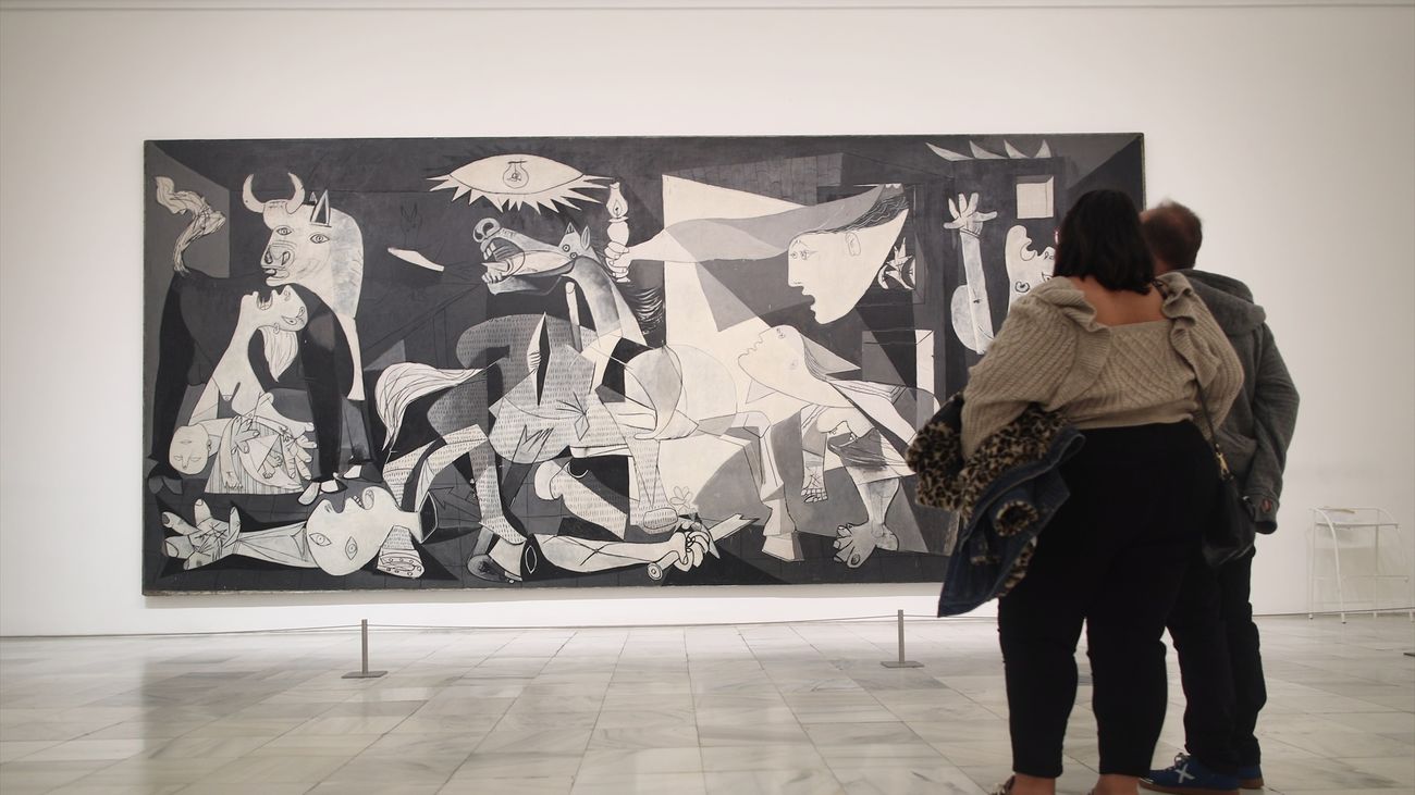 Dos personas observan el 'Guernica' de Pablo Picasso en una de las salas del Museo Reina Sofía