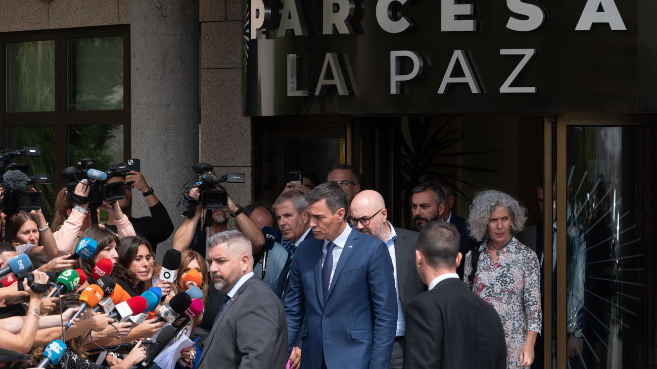 Pedro Sánchez acude a la capilla ardiente de María Teresa Campos en Madrid