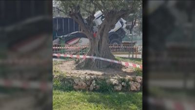 Rescatado un camionero al hundirse su vehículo en un gran socavón junto al Hospital Ramón y Cajal