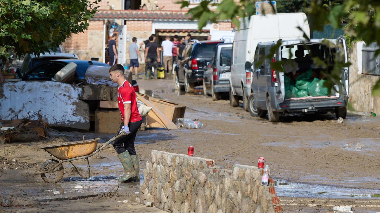 Varias personas colaboran en las labores de limpieza de viviendas afectadas por las inundaciones provocadas por la DANA, a 5 de septiembre de 2023, en Villamanta