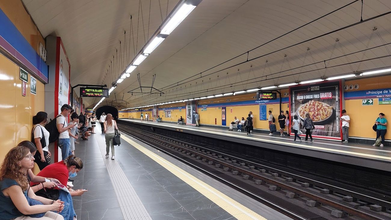 Usuarios esperan en la estación de Metro de la línea 9
