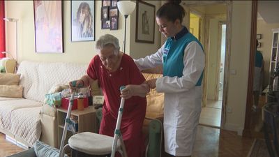 La Comunidad de Madrid amplía las ayudas en atención domiciliaria de personas dependientes