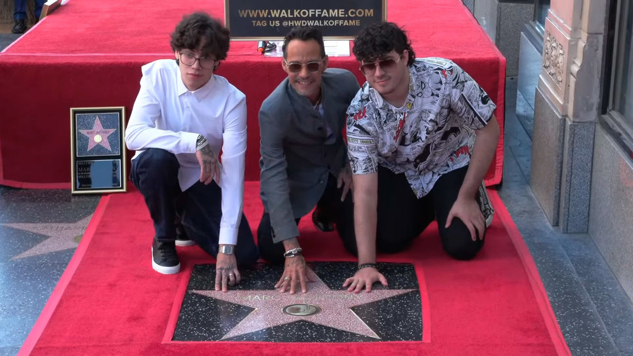 Marc Anthony posa con dos de sus hijos en junto a la estrella que le han dedicado en el Paseo de la Fama de Hollywood