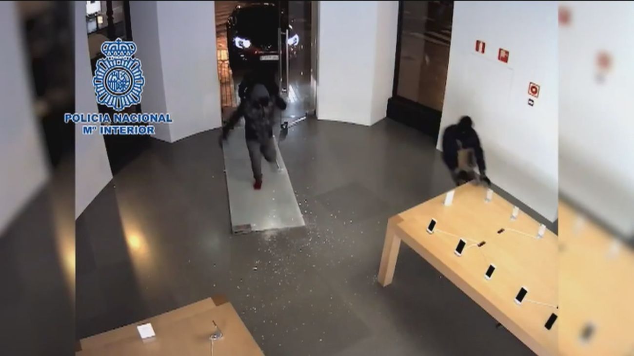 Dan cuatro golpes en una noche y embisten a dos patrullas policiales en Vicálvaro