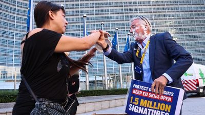 Activistas ambientales arrojan una tarta a la cara del director de Ryanair