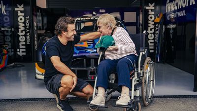 Fernando Alonso cumple el mayor deseo de Paqui, su admiradora de 93 años
