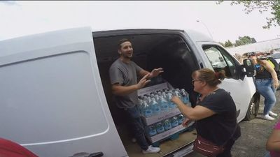 Un motero youtuber moviliza a voluntarios para llevar agua a las familias afectadas por las inundaciones