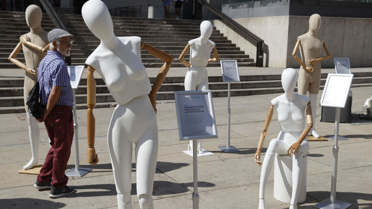 El Reina Sofía se llena de maniquíes para visibilizar la artritis en el Día de la Fisioterapia