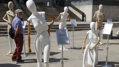 El Reina Sofía se llena de maniquíes para visibilizar la artritis en el Día de la Fisioterapia