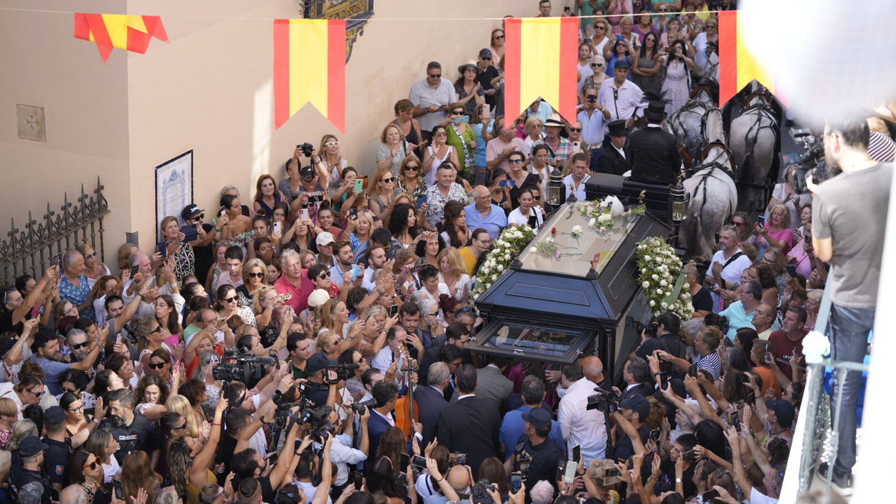 Triana despide por sevillanas a María Jiménez, como ella quería