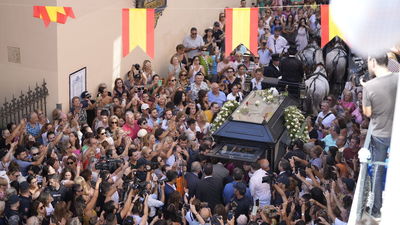 Triana despide por sevillanas a María Jiménez, como ella quería