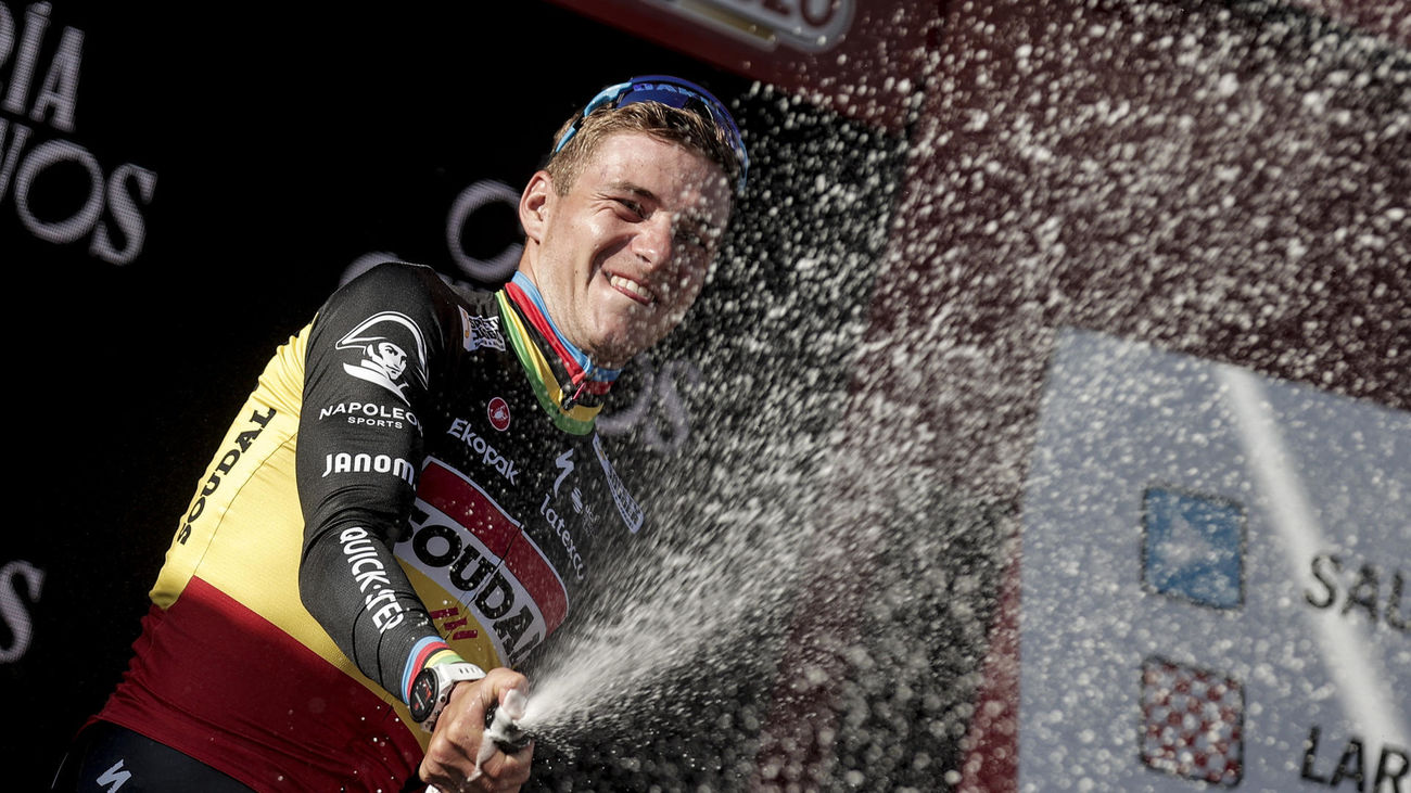 Golpe de orgullo de Evenepoel en Larra-Belagua y Kuss luce la roja