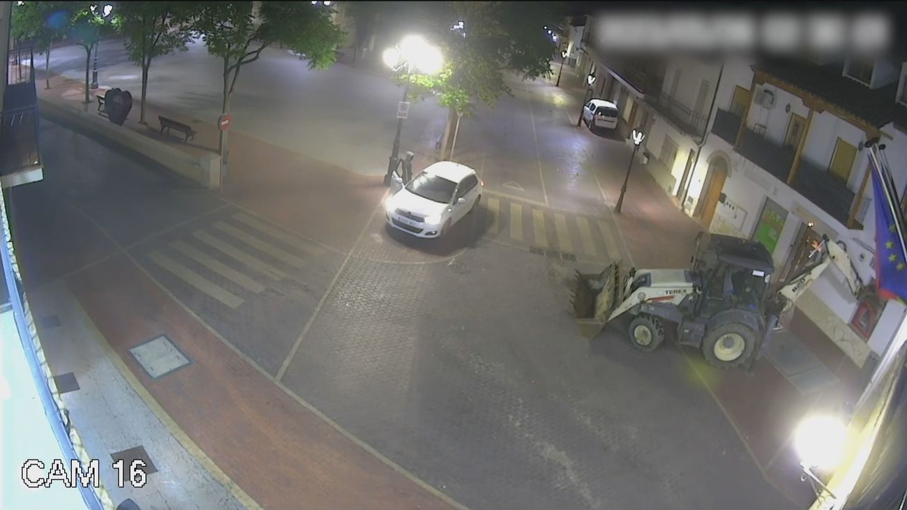 Detenidos por reventar con una excavadora dos cajeros automáticos en un pueblo de Toledo