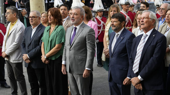 El alcalde de Barcelona, Jaume Collboni, junto a varios miembros de la corporación municipal, durante la tradicional ofrenda floral en el monumento a Rafael Casanovas / EFE