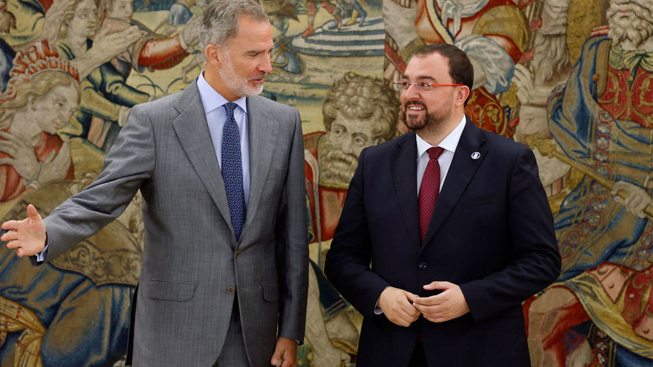 Felipe VI con el presidente de Asturias, Adrián Barbón