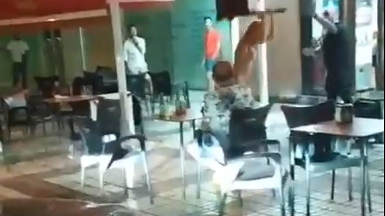 Una mujer desnuda destroza sillas y mesas de la terraza de un bar en  Torremolinos