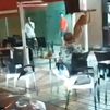 Una mujer desnuda destroza sillas y mesas de la terraza de un bar en Torremolinos