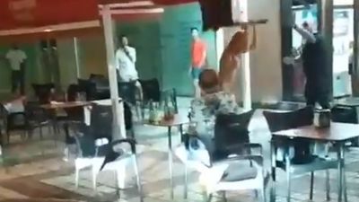 Una mujer desnuda destroza sillas y mesas de la terraza de un bar en Torremolinos