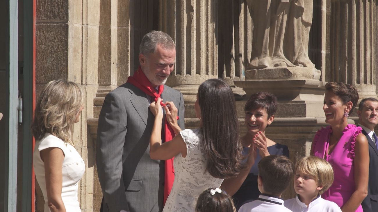 Letizia y Felipe VI, con su pañuelo pamplonica al cuello en la foto más divertida