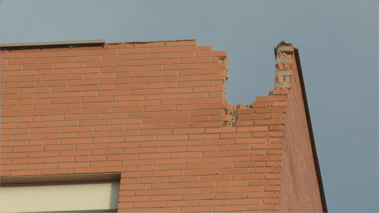 Tres rayos impactan sobre un edificio de viviendas en Vicálvaro