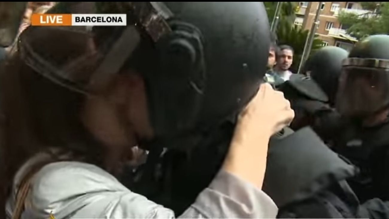 Un policía del 1-O denuncia el beso no consentido de una mujer durante el dispositivo contra el referéndum