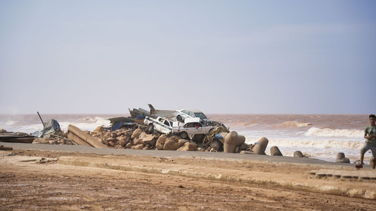 Vehículos y restos de infraestructuras arrastrados hasta la costa por las riadas, cerca de Derna