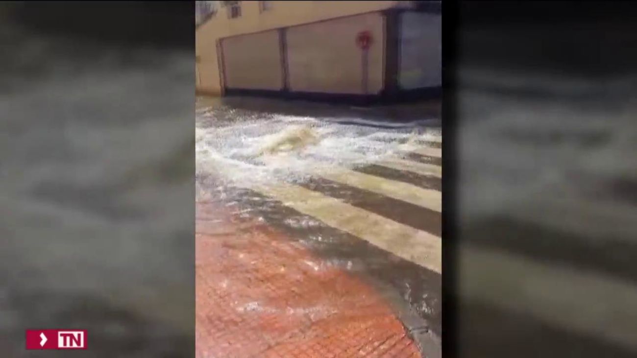 La rotura de una tubería anega varias calles en Alcalá de Henares