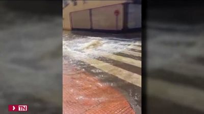 La rotura de una tubería anega varias calles en Alcalá de Henares