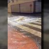 La rotura de una tubería anega varias calles en Alcalá de Henares