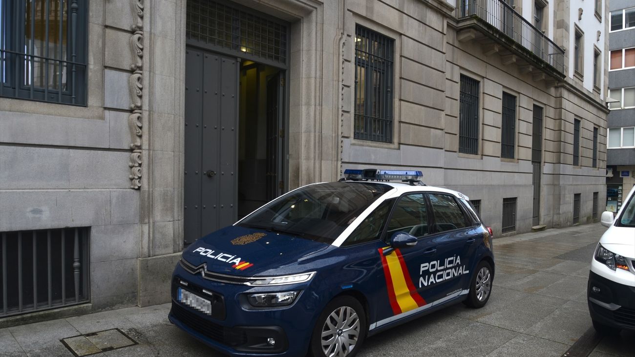 Un coche de policía a las puertas de la Audiencia Provincial de Pontevedra
