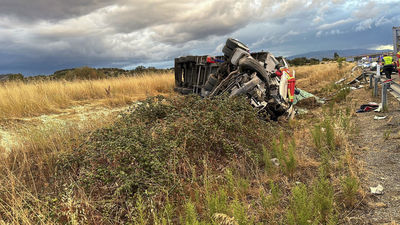 Muere el conductor de un camión tras volcar en La Cabeza de Béjar (Salamanca)