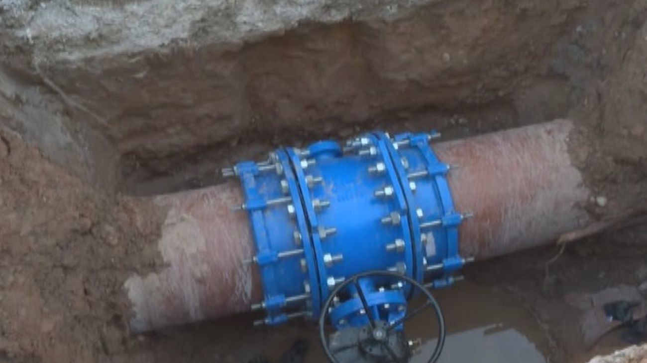 Restablecido el abastecimiento de agua tras la rotura de una tubería en Alcalá