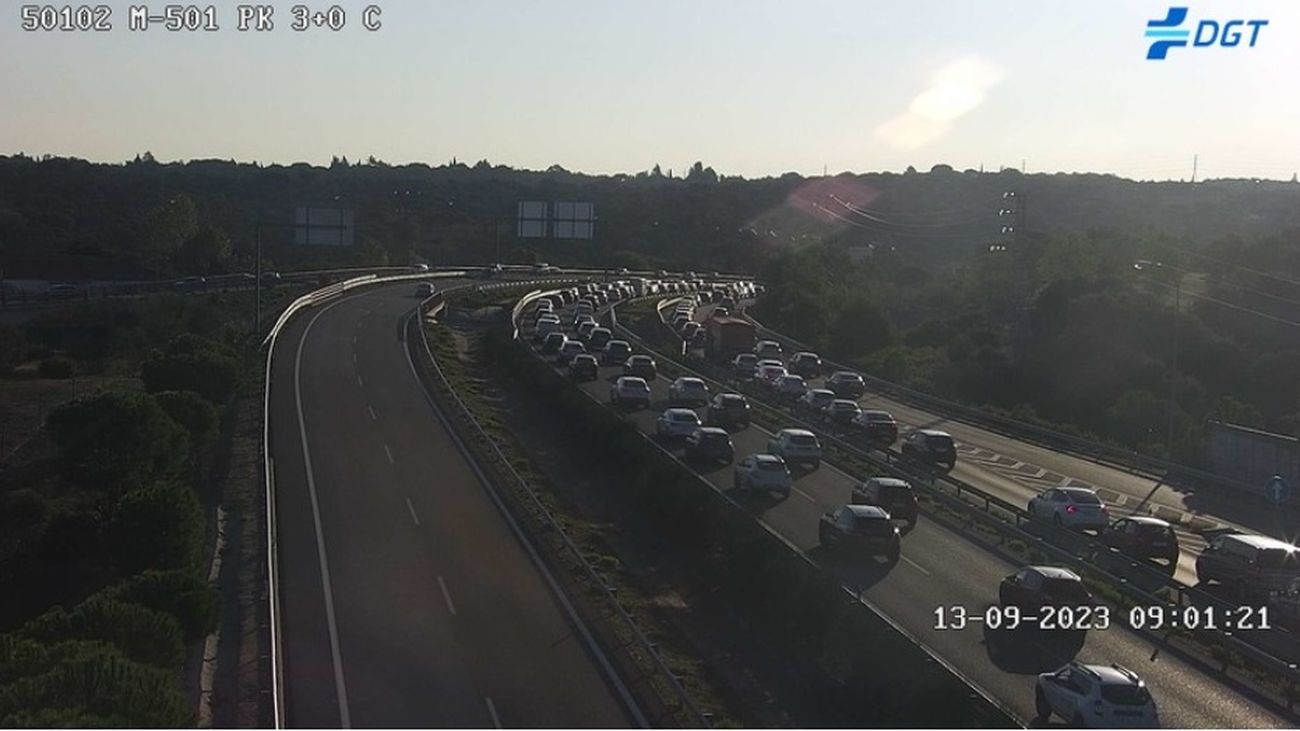 Un accidente en la M-501 en sentido Madrid provoca un kilómetro de retenciones en Boadilla
