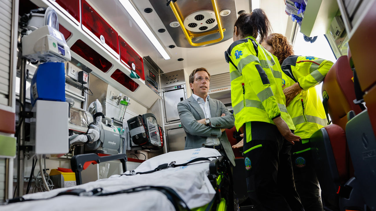 Almeida visita la base del SAMUR de Hortaleza